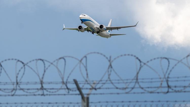 Quarante ans du premier vol charter d&rsquo;expulsion en France