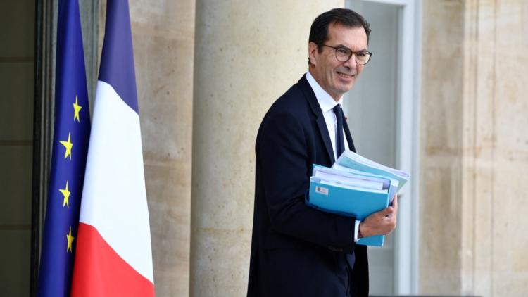 Gestion des Arrêts Maladie : Réforme Envisagée pour Économiser