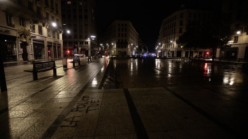 Mesures de couvre-feu en réponse aux violences lors des manifestations nationales
