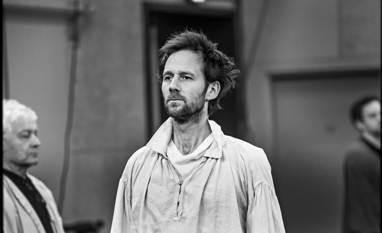 Rencontre avec Benjamin Lavernhe, comédien de la Comédie-Française et acteur dans « Les Misérables »