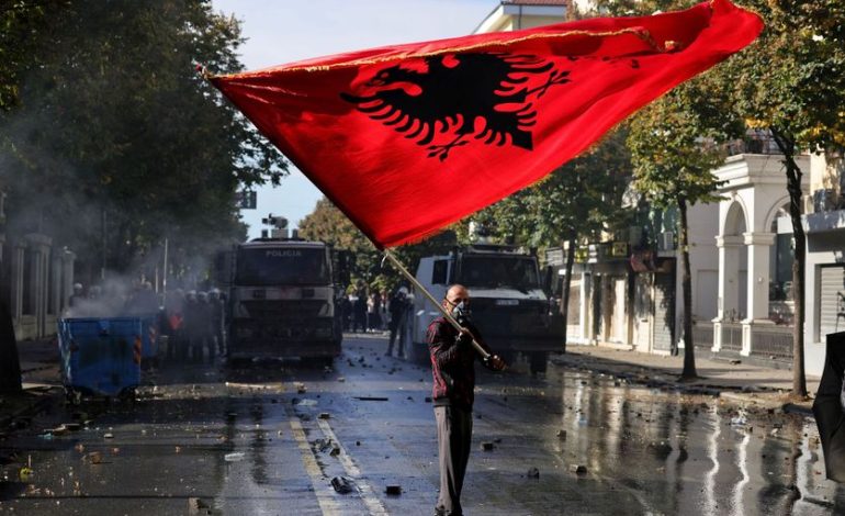 Manifestations Antigouvernementales à Tirana : La Jeunesse en Colère