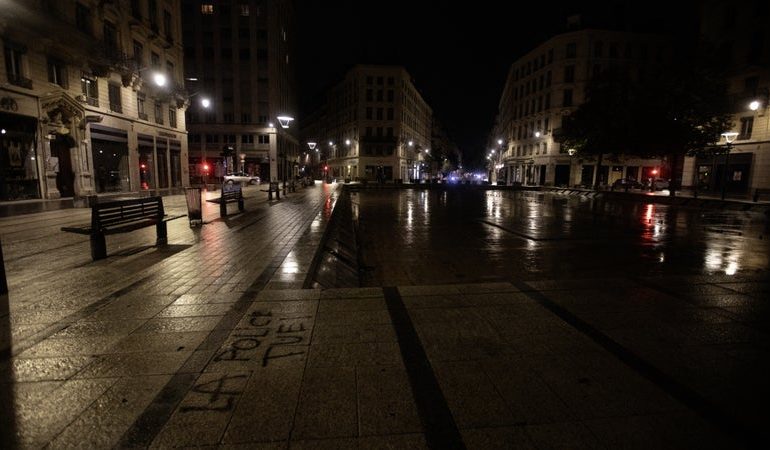Réactions face aux couvre-feux en réponse aux manifestations en France