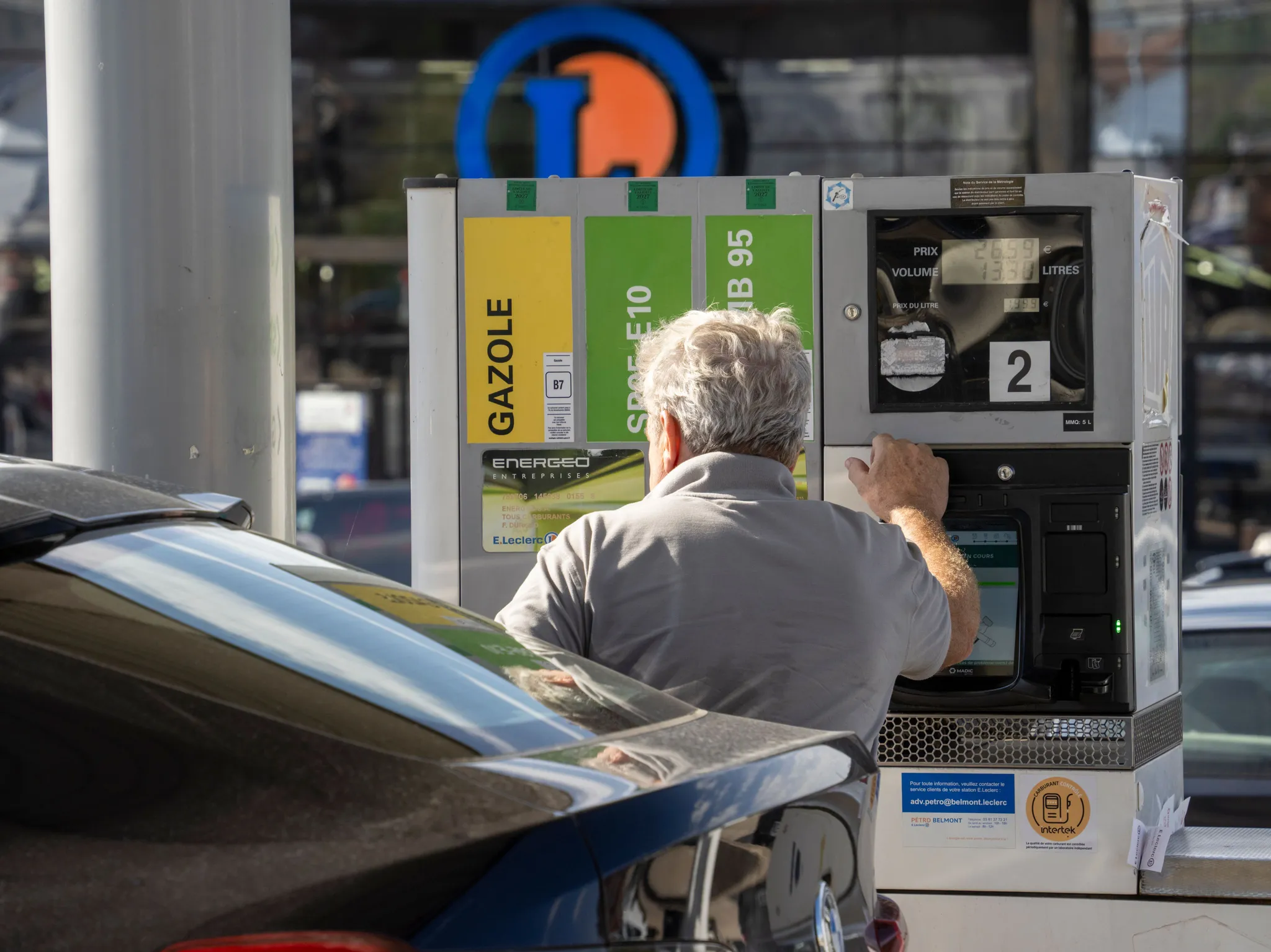 Baisse des prix du carburant grâce au déstockage stratégique