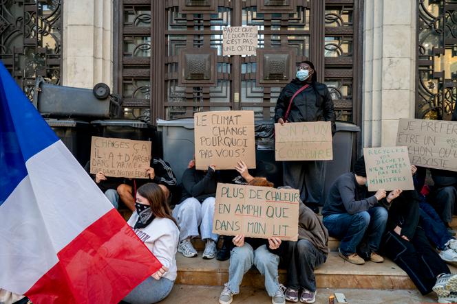 Tensions entre étudiants et universités sur fond de fermetures préventives