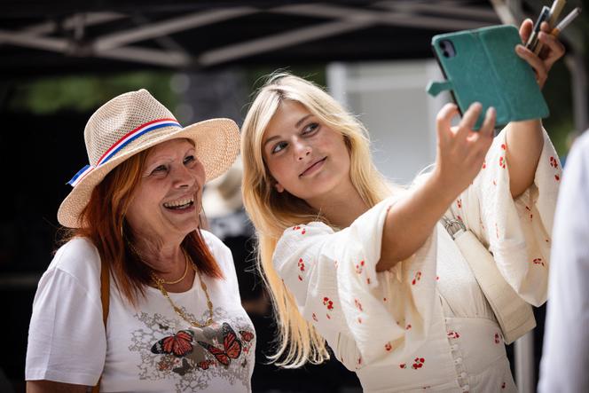Le rôle des influenceurs d&rsquo;extrême droite dans la propagation médiatique