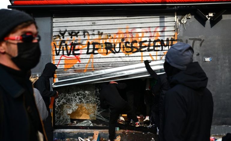 Pillages et tensions à Paris après les manifestations contre la vie chère