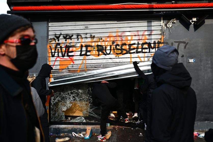Pillages et tensions à Paris après les manifestations contre la vie chère