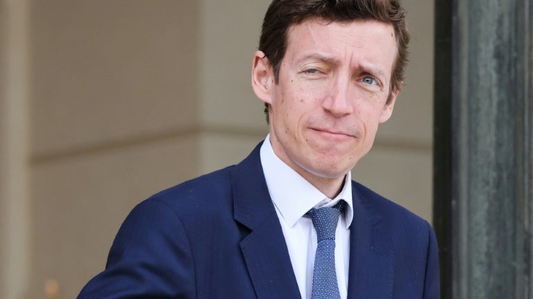 Le Ministre de l&rsquo;Éducation Encourage les Cours à Distance Face à la Grogne Étudiante