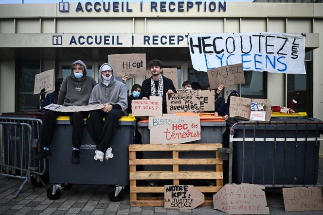 Mobilisation étudiante à HEC en soutien aux lycéens