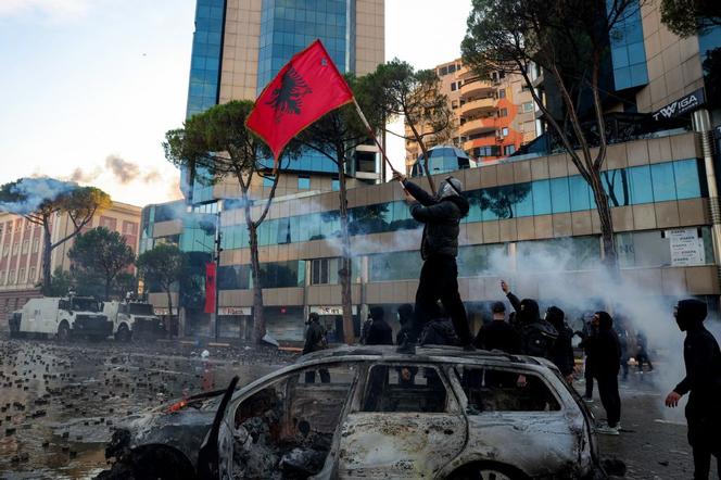 Manifestations en Albanie : Affrontements à Tirana pour le cinquième jour
