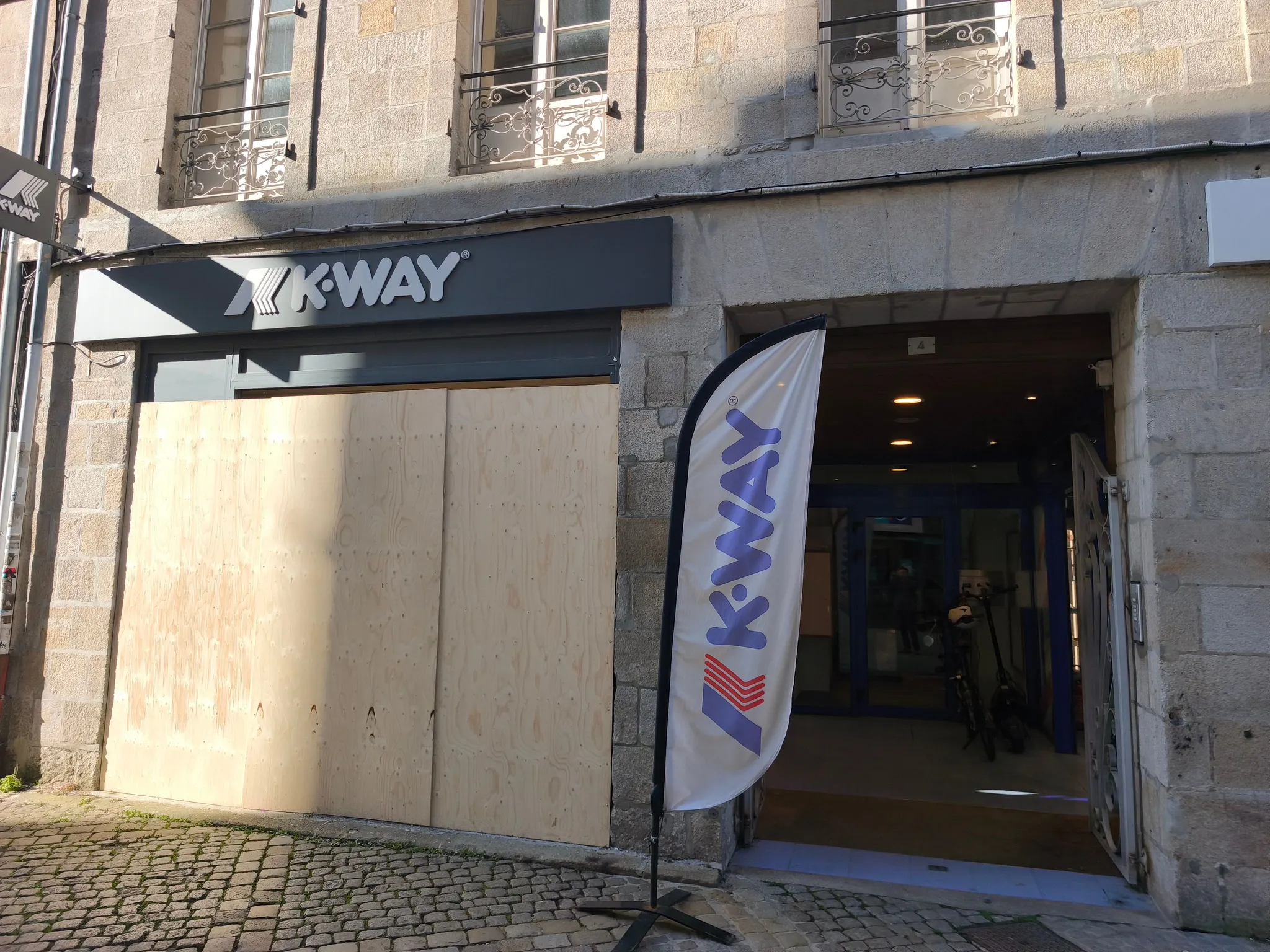 Boutique K-Way à Quimper frappée par des violences urbaines : pertes estimées à 180.000 euros