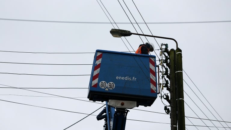 Tempête en Bretagne et Normandie : Défis et Mobilisation pour la Restauration de l&rsquo;Électricité
