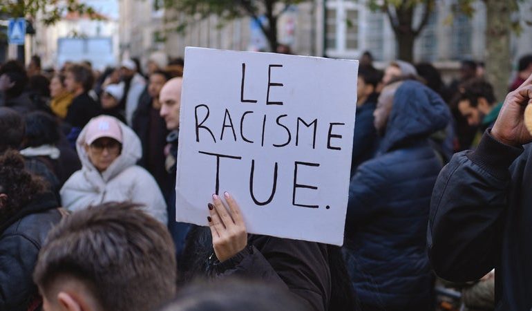 Présence politique lors de l&rsquo;hommage aux victimes de l&rsquo;attentat de Trappes