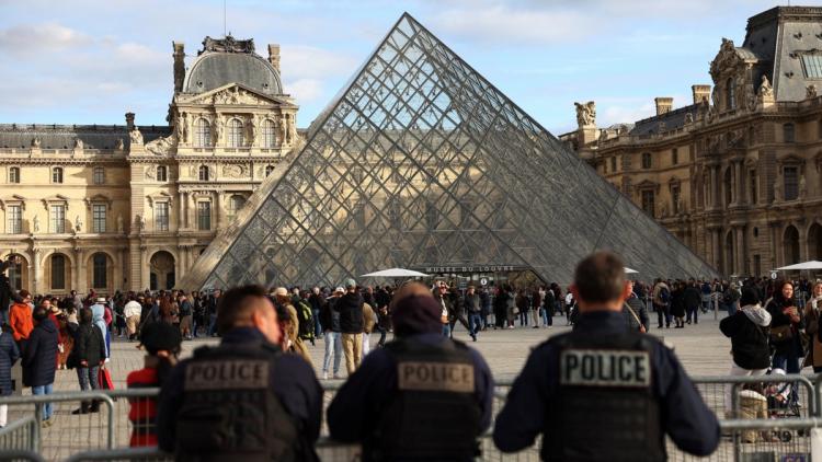 Le mystère des bijoux volés au Louvre reste entier un an après le cambriolage