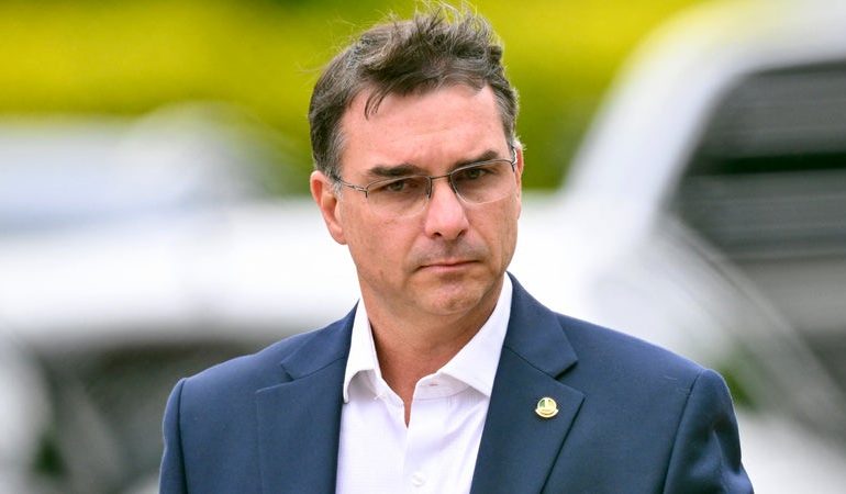 Flávio Bolsonaro empêché de quitter le Brésil