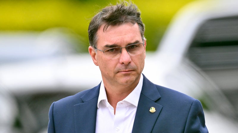 Flávio Bolsonaro empêché de quitter le Brésil