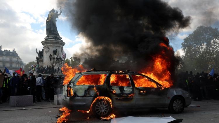 La France confrontée à des violences sans précédent lors des manifestations