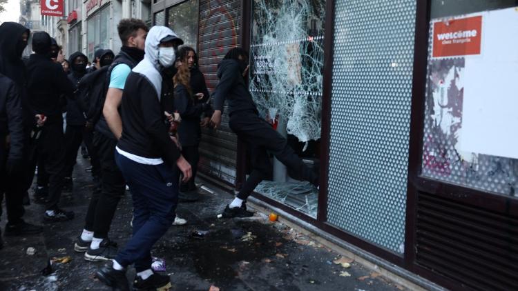 La police exhorte le public à partager des preuves visuelles pour identifier les émeutiers