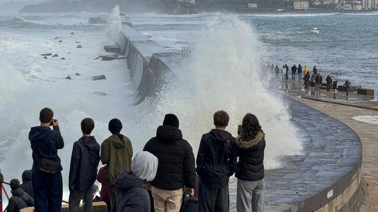 Des Tempêtes Privent Des Foyers De Courant En Bretagne Et Normandie