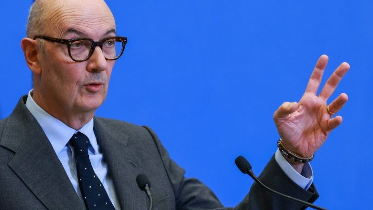 Face à la hausse des taux d’emprunt, Roland Lescure envisage le 49.3 pour le budget