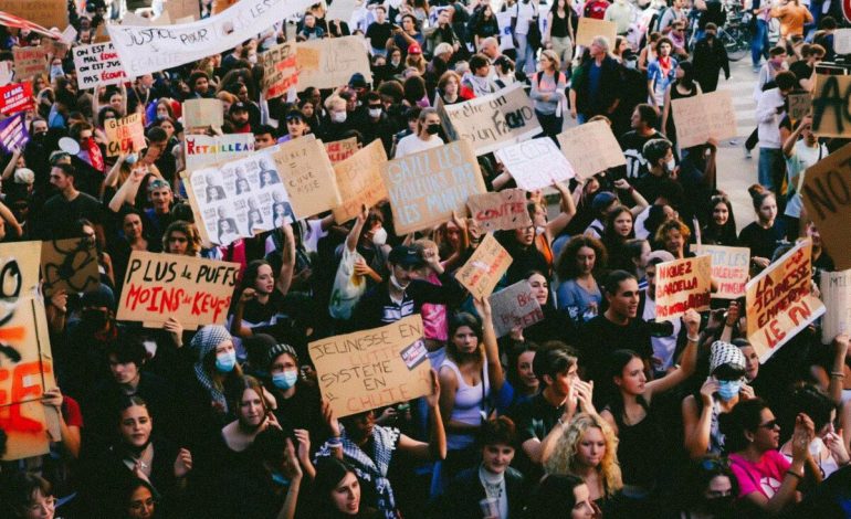 Manifestations massives entraînent une réponse critique