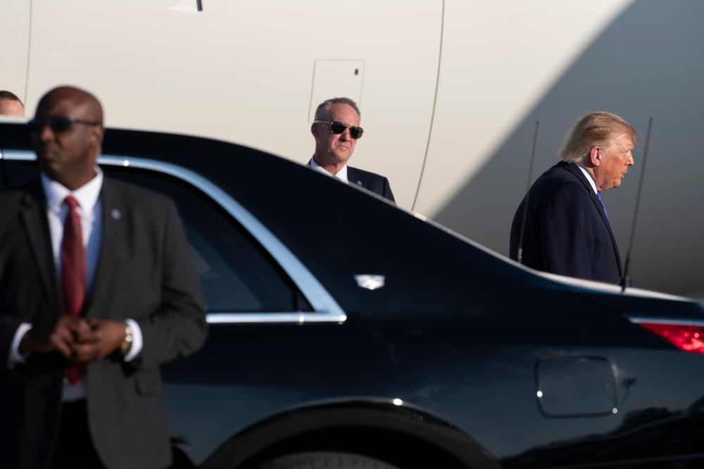 Donald Trump annule des meetings tandis que les enquêtes électorales s&rsquo;intensifient
